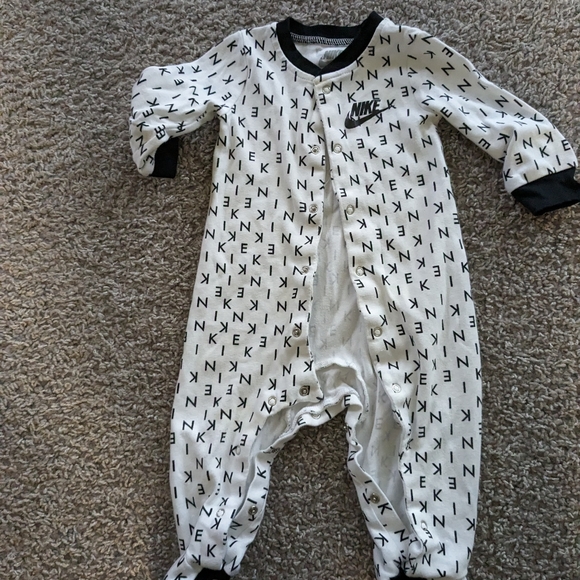 Nike - Picture 4 of 5